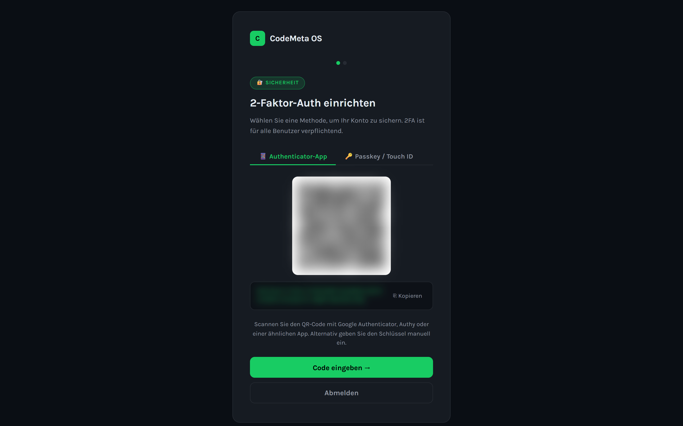Der 2FA-Einrichtungsschritt mit QR-Code für die Authenticator-App — QR-Code und Schlüssel sind im Screenshot unkenntlich gemacht